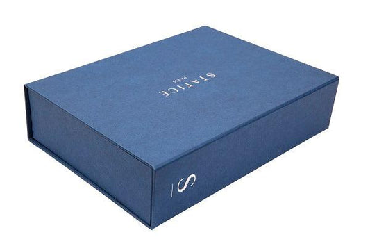 boite cadeau bleue en carton avec le logo Statice